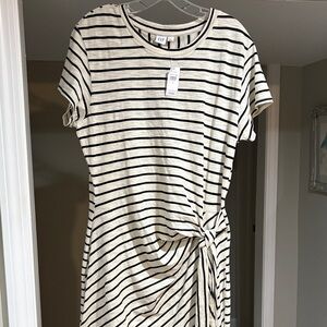 GAP Black and Cream Striped Tee